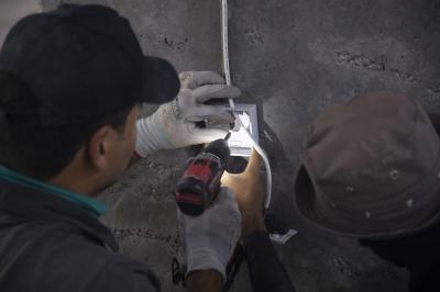 العتبة العباسية المقدسة تنهي فرش صحن أمّ البنين (عليها السلام) بالسجّاد الأحمر