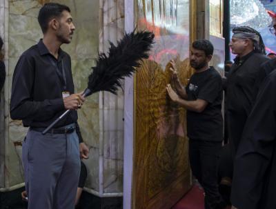 شعبة الحرم الشريف تواصل تنفيذ خطتها الخاصة بشهر المحرّم داخل مرقد أبي الفضل العباس (عليه السلام)
