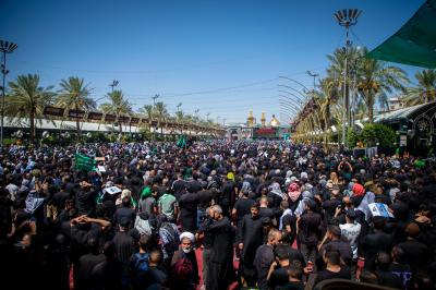 جموع المعزين تحيي مراسم يوم العاشر من شهر المحرم عند المرقدين الطاهرين