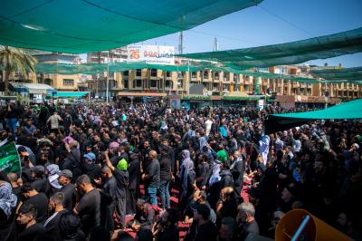 جموع المعزين تحيي مراسم يوم العاشر من شهر المحرم عند المرقدين الطاهرين