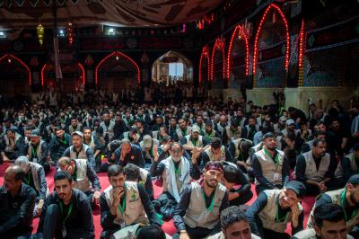 جموع المعزين تحيي مراسم يوم العاشر من شهر المحرم عند المرقدين الطاهرين