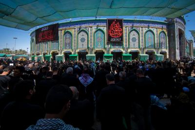 جموع المعزين تحيي مراسم يوم العاشر من شهر المحرم عند المرقدين الطاهرين