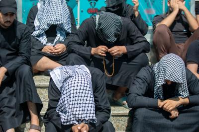 جموع المعزين تحيي مراسم يوم العاشر من شهر المحرم عند المرقدين الطاهرين