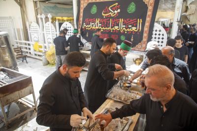 موكب العتبة العباسية المقدّسة يقدّم خدماته لزائري مرقد الإمامين العسكريّين (عليهما السلام) في سامراء