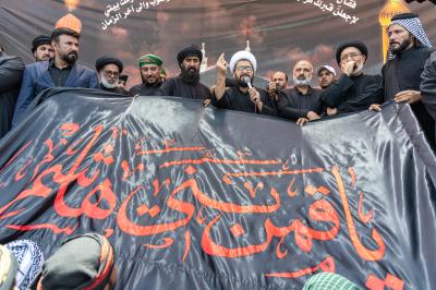 العتبة العباسية المقدسة تسلّم راية العزاء إلى تجمّع مواكب محافظة الديوانية