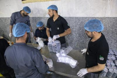 قسم المضيف يقدم خدماته للمعزين المشاركين في إحياء ذكرى دفن الأجساد الطاهرة