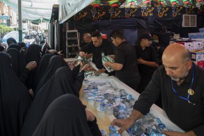 موكب قسم الشؤون الدينية يقدّم خدماته للمعزين في ذكرى دفن الأجساد الطاهرة
