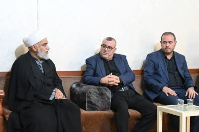قسم شؤون المعارف يهدي مكتبة أُسرة الشيخ عباس الخويبراوي مجموعة من إصداراته