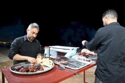 عبر موكبه الخدمي.. قسم شؤون المعارف يقدم خدماته لزائري الأربعين في ذي قار