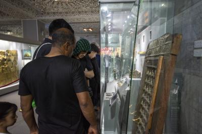 قاعة العرض المتحفي في العتبة العباسية المقدسة تشهد إقبالًا واسعًا من الزائرين