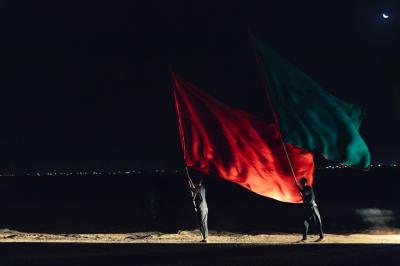 أقدام صغيرة حافية، وقلوب كبيرة تنبض بحب آل البيت (عليهم السلام) في عتمة الليل، وعلى تراب "السيبة" الطاهر، يخطو صبية الإمام الصادق (عليه السلام) خطوات الإخلاص والوفاء؛ إحياءً لذكرى سيرة الأطهار. مشهد يجسّد عمق الولاء وصدق العزيمة، وكأنّهم يحملون الشعلة ليُضيئوا دروب الأجيال القادمة.