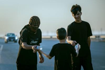 الفتى محمد الخرسان عمره 10 سنوات وهو من أهالي قضاء أبي الخصيب – محافظة البصرة. محمد، تلميذ في الصف الرابع الابتدائي، بمستوى دراسي ممتاز، بدأ بخدمة زوّار الإمام الحسين (عليه السلام) قبل ٣ سنوات. يقول محمد: "كل يوم أخدم به الزوّار، أشعر أنّ قلبي يصبح أنظف، وأشعر أنّ الإمام الحسين (عليه السلام) يراني".