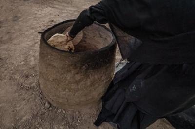 منذ أكثر من 18 عامًا والحاجّة أمّ ماجد تبني تنورها خلف المواكب في شارع حمدان في البصرة. لا تتخلّف عن الموعد ولا عن خدمة الزوّار السائرين نحو الإمام الحسين (عليه السلام). على الرغم من أنّها لا تمتلك موكبًا إلّا أنّ العديد من المواكب تعتمد عليها في توفير الخبز الطازج. وتضيف قائلة: لا أطمع في شيء سوى رضى الله و رضى مولاتي السيدة فاطمة الزهراء (عليها السلام).