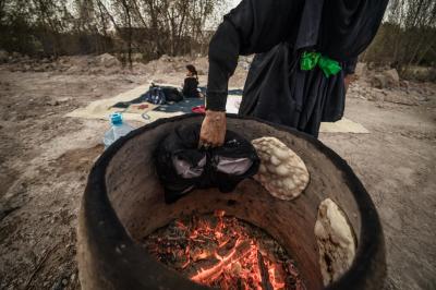 منذ أكثر من 18 عامًا والحاجّة أمّ ماجد تبني تنورها خلف المواكب في شارع حمدان في البصرة. لا تتخلّف عن الموعد ولا عن خدمة الزوّار السائرين نحو الإمام الحسين (عليه السلام). على الرغم من أنّها لا تمتلك موكبًا إلّا أنّ العديد من المواكب تعتمد عليها في توفير الخبز الطازج. وتضيف قائلة: لا أطمع في شيء سوى رضى الله و رضى مولاتي السيدة فاطمة الزهراء (عليها السلام).