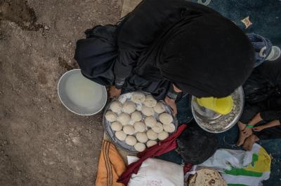 منذ أكثر من 18 عامًا والحاجّة أمّ ماجد تبني تنورها خلف المواكب في شارع حمدان في البصرة. لا تتخلّف عن الموعد ولا عن خدمة الزوّار السائرين نحو الإمام الحسين (عليه السلام). على الرغم من أنّها لا تمتلك موكبًا إلّا أنّ العديد من المواكب تعتمد عليها في توفير الخبز الطازج. وتضيف قائلة: لا أطمع في شيء سوى رضى الله و رضى مولاتي السيدة فاطمة الزهراء (عليها السلام).