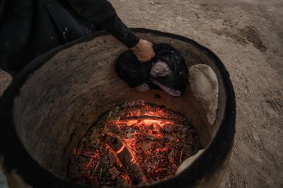 منذ أكثر من 18 عامًا والحاجّة أمّ ماجد تبني تنورها خلف المواكب في شارع حمدان في البصرة. لا تتخلّف عن الموعد ولا عن خدمة الزوّار السائرين نحو الإمام الحسين (عليه السلام). على الرغم من أنّها لا تمتلك موكبًا إلّا أنّ العديد من المواكب تعتمد عليها في توفير الخبز الطازج. وتضيف قائلة: لا أطمع في شيء سوى رضى الله و رضى مولاتي السيدة فاطمة الزهراء (عليها السلام).