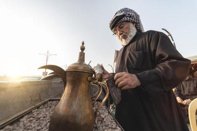 يقول الحاج مزعل العيساوي: لقد نشأتُ في مجتمعٍ يتّخذ من الديوان مركزًا اجتماعيًّا أصيلًا له، تكون فيه القهوة رمز الضيافة، وأرى مسير الزائرين كلّه عبارة عن ديوانٍ سيّدُهُ هو الإمام الحسين (عليه السلام)، والزوّار هم ضيوفُ الإمام وما أنا إلّا خادمٌ في ديوانه. أحرصُ على أن تكون تعاليم ضيافة الديوان متأصّلة في أحفادي المتواجدين في موكبنا، وأغرسها في نفوسهم منذ الصغر..