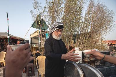 يقول الحاج مزعل العيساوي: لقد نشأتُ في مجتمعٍ يتّخذ من الديوان مركزًا اجتماعيًّا أصيلًا له، تكون فيه القهوة رمز الضيافة، وأرى مسير الزائرين كلّه عبارة عن ديوانٍ سيّدُهُ هو الإمام الحسين (عليه السلام)، والزوّار هم ضيوفُ الإمام وما أنا إلّا خادمٌ في ديوانه. أحرصُ على أن تكون تعاليم ضيافة الديوان متأصّلة في أحفادي المتواجدين في موكبنا، وأغرسها في نفوسهم منذ الصغر..