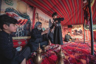 يقول الحاج مزعل العيساوي: لقد نشأتُ في مجتمعٍ يتّخذ من الديوان مركزًا اجتماعيًّا أصيلًا له، تكون فيه القهوة رمز الضيافة، وأرى مسير الزائرين كلّه عبارة عن ديوانٍ سيّدُهُ هو الإمام الحسين (عليه السلام)، والزوّار هم ضيوفُ الإمام وما أنا إلّا خادمٌ في ديوانه. أحرصُ على أن تكون تعاليم ضيافة الديوان متأصّلة في أحفادي المتواجدين في موكبنا، وأغرسها في نفوسهم منذ الصغر..