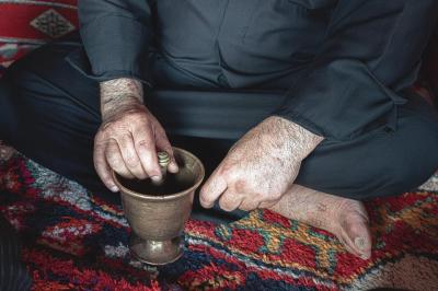 يقول الحاج مزعل العيساوي: لقد نشأتُ في مجتمعٍ يتّخذ من الديوان مركزًا اجتماعيًّا أصيلًا له، تكون فيه القهوة رمز الضيافة، وأرى مسير الزائرين كلّه عبارة عن ديوانٍ سيّدُهُ هو الإمام الحسين (عليه السلام)، والزوّار هم ضيوفُ الإمام وما أنا إلّا خادمٌ في ديوانه. أحرصُ على أن تكون تعاليم ضيافة الديوان متأصّلة في أحفادي المتواجدين في موكبنا، وأغرسها في نفوسهم منذ الصغر..