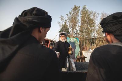 يقول الحاج مزعل العيساوي: لقد نشأتُ في مجتمعٍ يتّخذ من الديوان مركزًا اجتماعيًّا أصيلًا له، تكون فيه القهوة رمز الضيافة، وأرى مسير الزائرين كلّه عبارة عن ديوانٍ سيّدُهُ هو الإمام الحسين (عليه السلام)، والزوّار هم ضيوفُ الإمام وما أنا إلّا خادمٌ في ديوانه. أحرصُ على أن تكون تعاليم ضيافة الديوان متأصّلة في أحفادي المتواجدين في موكبنا، وأغرسها في نفوسهم منذ الصغر..