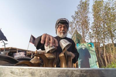 يقول الحاج مزعل العيساوي: لقد نشأتُ في مجتمعٍ يتّخذ من الديوان مركزًا اجتماعيًّا أصيلًا له، تكون فيه القهوة رمز الضيافة، وأرى مسير الزائرين كلّه عبارة عن ديوانٍ سيّدُهُ هو الإمام الحسين (عليه السلام)، والزوّار هم ضيوفُ الإمام وما أنا إلّا خادمٌ في ديوانه. أحرصُ على أن تكون تعاليم ضيافة الديوان متأصّلة في أحفادي المتواجدين في موكبنا، وأغرسها في نفوسهم منذ الصغر..