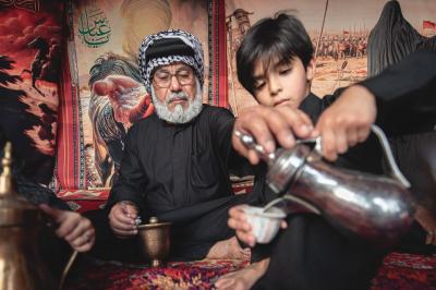 يقول الحاج مزعل العيساوي: لقد نشأتُ في مجتمعٍ يتّخذ من الديوان مركزًا اجتماعيًّا أصيلًا له، تكون فيه القهوة رمز الضيافة، وأرى مسير الزائرين كلّه عبارة عن ديوانٍ سيّدُهُ هو الإمام الحسين (عليه السلام)، والزوّار هم ضيوفُ الإمام وما أنا إلّا خادمٌ في ديوانه. أحرصُ على أن تكون تعاليم ضيافة الديوان متأصّلة في أحفادي المتواجدين في موكبنا، وأغرسها في نفوسهم منذ الصغر..