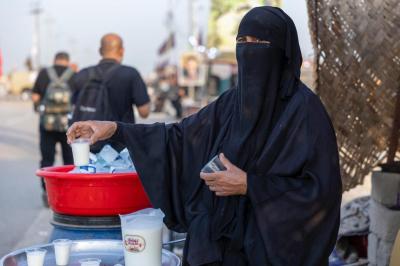  أم فرحان من محافظة البصرة – قضاء المدينة،  منذ أكثر من عشر سنوات، تواصل أم فرحان خدمة الزائرين في طريق كربلاء، عبر موكبها البسيط الذي عُرف بتقديم اللبن البارد والتمر (الرطب)، الذي تُعدّه بعناية ليكون زادًا للزائرين المتعبين. تقول: هذه الخدمة شرف عظيم، وحب الحسين (عليه السلام) مغروس في قلبي