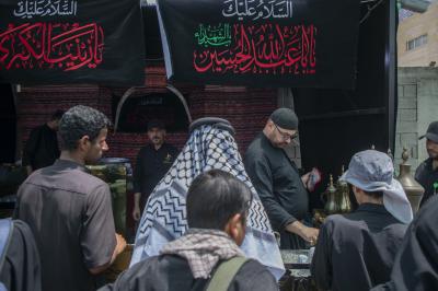 مجمع أبي الفضل العباس (عليه السلام) الخدمي يباشر تقديم خدماته لزائري الأربعين