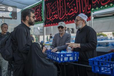 مجمع أبي الفضل العباس (عليه السلام) الخدمي يباشر تقديم خدماته لزائري الأربعين