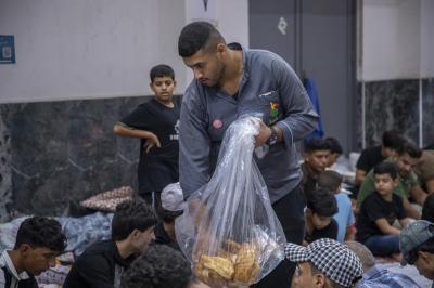 مجمع أبي الفضل العباس (عليه السلام) الخدمي يباشر تقديم خدماته لزائري الأربعين