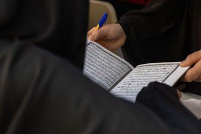 شعبة فاطمة بنت أسد تقيم محطّة قرآنية للزائرات في مجمّع أبي الفضل العباس (عليه السلام)