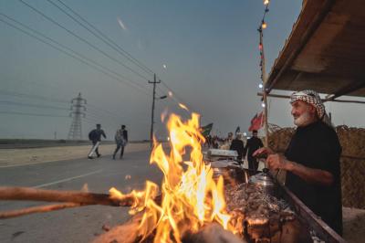 لا نحسب أعمارنا بالسنين، بل نحسبها في خدمة الحسين (عليه السلام); يقول الحاج برزان شعلان: منذ يوم استشهاد الإمام السجاد حتى استشهاد الإمام الحسن (عليهما السلام)، يقدم موكب (قمر بني هاشم) الخدمة بلا كلل أو ملل، بل يتسابق ويتفانى في تقديم الضيافة للزائرين سواء في الموكب أو في منازلهم. ويضيف الحاج برزان، نحن لا نحسب أعمارنا بالسنين، بل نحسبها في الأيام التي نقضيها في خدمة الحسين (عليه السلام).