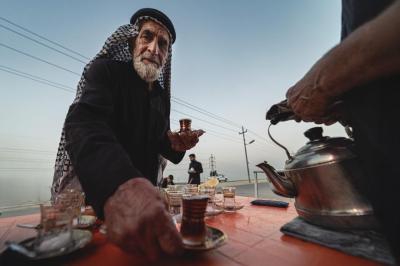 لا نحسب أعمارنا بالسنين، بل نحسبها في خدمة الحسين (عليه السلام); يقول الحاج برزان شعلان: منذ يوم استشهاد الإمام السجاد حتى استشهاد الإمام الحسن (عليهما السلام)، يقدم موكب (قمر بني هاشم) الخدمة بلا كلل أو ملل، بل يتسابق ويتفانى في تقديم الضيافة للزائرين سواء في الموكب أو في منازلهم. ويضيف الحاج برزان، نحن لا نحسب أعمارنا بالسنين، بل نحسبها في الأيام التي نقضيها في خدمة الحسين (عليه السلام).
