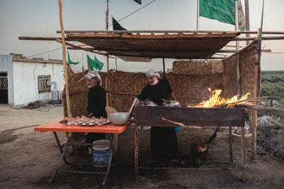لا نحسب أعمارنا بالسنين، بل نحسبها في خدمة الحسين (عليه السلام); يقول الحاج برزان شعلان: منذ يوم استشهاد الإمام السجاد حتى استشهاد الإمام الحسن (عليهما السلام)، يقدم موكب (قمر بني هاشم) الخدمة بلا كلل أو ملل، بل يتسابق ويتفانى في تقديم الضيافة للزائرين سواء في الموكب أو في منازلهم. ويضيف الحاج برزان، نحن لا نحسب أعمارنا بالسنين، بل نحسبها في الأيام التي نقضيها في خدمة الحسين (عليه السلام).