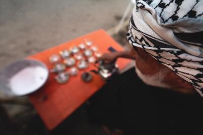 لا نحسب أعمارنا بالسنين، بل نحسبها في خدمة الحسين (عليه السلام); يقول الحاج برزان شعلان: منذ يوم استشهاد الإمام السجاد حتى استشهاد الإمام الحسن (عليهما السلام)، يقدم موكب (قمر بني هاشم) الخدمة بلا كلل أو ملل، بل يتسابق ويتفانى في تقديم الضيافة للزائرين سواء في الموكب أو في منازلهم. ويضيف الحاج برزان، نحن لا نحسب أعمارنا بالسنين، بل نحسبها في الأيام التي نقضيها في خدمة الحسين (عليه السلام).