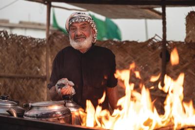 لا نحسب أعمارنا بالسنين، بل نحسبها في خدمة الحسين (عليه السلام); يقول الحاج برزان شعلان: منذ يوم استشهاد الإمام السجاد حتى استشهاد الإمام الحسن (عليهما السلام)، يقدم موكب (قمر بني هاشم) الخدمة بلا كلل أو ملل، بل يتسابق ويتفانى في تقديم الضيافة للزائرين سواء في الموكب أو في منازلهم. ويضيف الحاج برزان، نحن لا نحسب أعمارنا بالسنين، بل نحسبها في الأيام التي نقضيها في خدمة الحسين (عليه السلام).