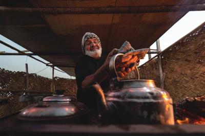 لا نحسب أعمارنا بالسنين، بل نحسبها في خدمة الحسين (عليه السلام); يقول الحاج برزان شعلان: منذ يوم استشهاد الإمام السجاد حتى استشهاد الإمام الحسن (عليهما السلام)، يقدم موكب (قمر بني هاشم) الخدمة بلا كلل أو ملل، بل يتسابق ويتفانى في تقديم الضيافة للزائرين سواء في الموكب أو في منازلهم. ويضيف الحاج برزان، نحن لا نحسب أعمارنا بالسنين، بل نحسبها في الأيام التي نقضيها في خدمة الحسين (عليه السلام).