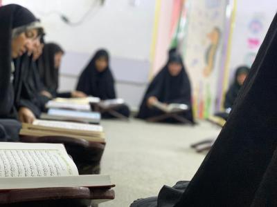 معهد القرآن الكريم النسوي يواصل إقامة جلساته القرآنية لزائرات الأربعين