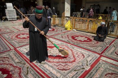 شعبة السادة الخدم تستنفر جهودها لخدمة زائري مرقد أبي الفضل العباس (عليه السلام)