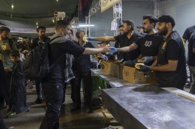 العتبة العباسية المقدسة تقدّم نحو 40 ألف وجبة غذائية يوميًا لزائري الأربعين عند منفذ زرباطية