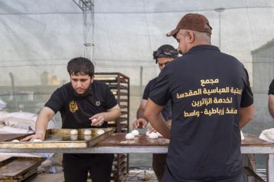 العتبة العباسية المقدسة تقدّم نحو 40 ألف وجبة غذائية يوميًا لزائري الأربعين عند منفذ زرباطية