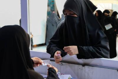 شعبة فاطمة بنت أسد توزع رمز الاستجابة السريع (باركود) لزائرات الأربعين للمشاركة في مسابقتها الإلكترونية