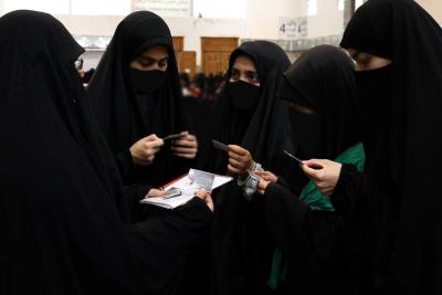 شعبة فاطمة بنت أسد توزع رمز الاستجابة السريع (باركود) لزائرات الأربعين للمشاركة في مسابقتها الإلكترونية