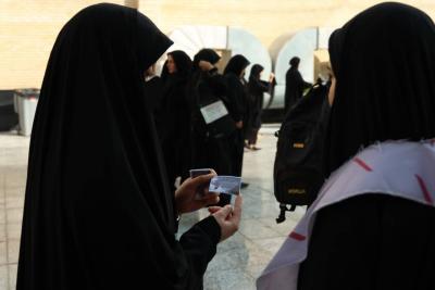 شعبة فاطمة بنت أسد توزع رمز الاستجابة السريع (باركود) لزائرات الأربعين للمشاركة في مسابقتها الإلكترونية
