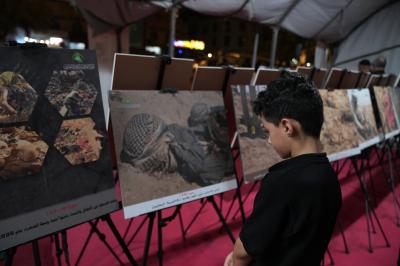 المركز العراقي لتوثيق جرائم التطرف يقيم معرضًا صوريًّا على طريق زائري الأربعين في النجف