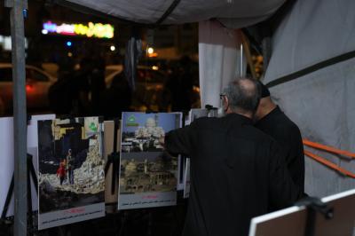 المركز العراقي لتوثيق جرائم التطرف يقيم معرضًا صوريًّا على طريق زائري الأربعين في النجف
