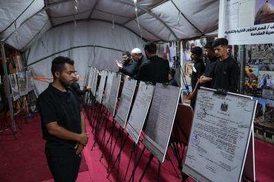 المركز العراقي لتوثيق جرائم التطرف يقيم معرضًا صوريًّا على طريق زائري الأربعين في النجف