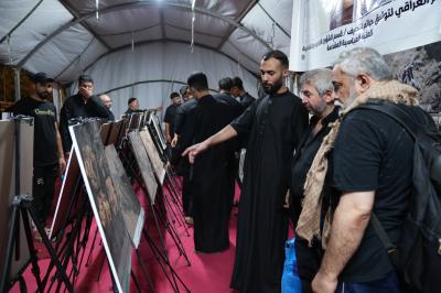 المركز العراقي لتوثيق جرائم التطرف يقيم معرضًا صوريًّا على طريق زائري الأربعين في النجف