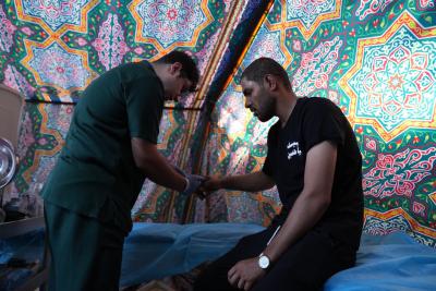 عبر مفارزه الميدانية.. مستشفى الكفيل يقدّم خدماته الطبّية والإسعافات الأولية لزائري الأربعين